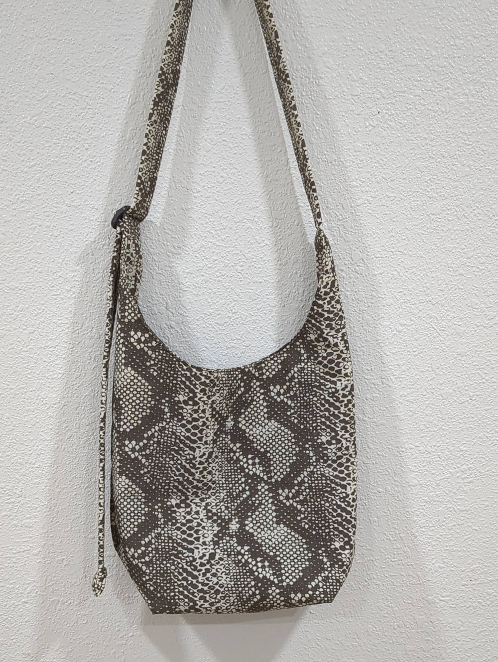 BAGGU Snake-Print Shoulder Bag - Taupe/Beige Nylon